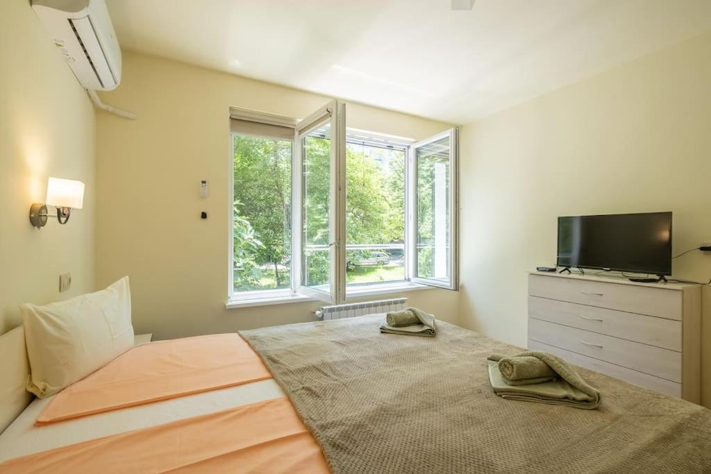 Top Location, Brand New 3 Bdrm Apt & Free Parking Sofie Exteriér fotografie