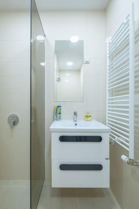 Top Location, Brand New 3 Bdrm Apt & Free Parking Sofie Exteriér fotografie