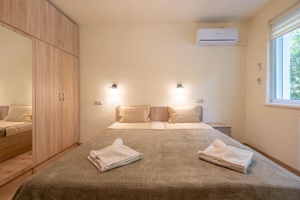 Top Location, Brand New 3 Bdrm Apt & Free Parking Sofie Exteriér fotografie