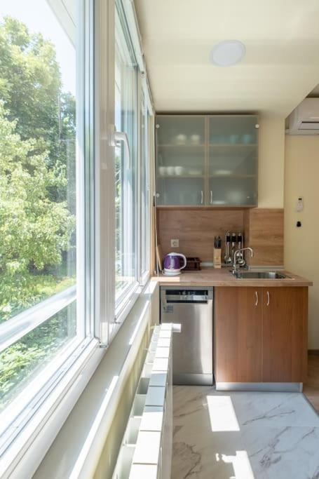Top Location, Brand New 3 Bdrm Apt & Free Parking Sofie Exteriér fotografie