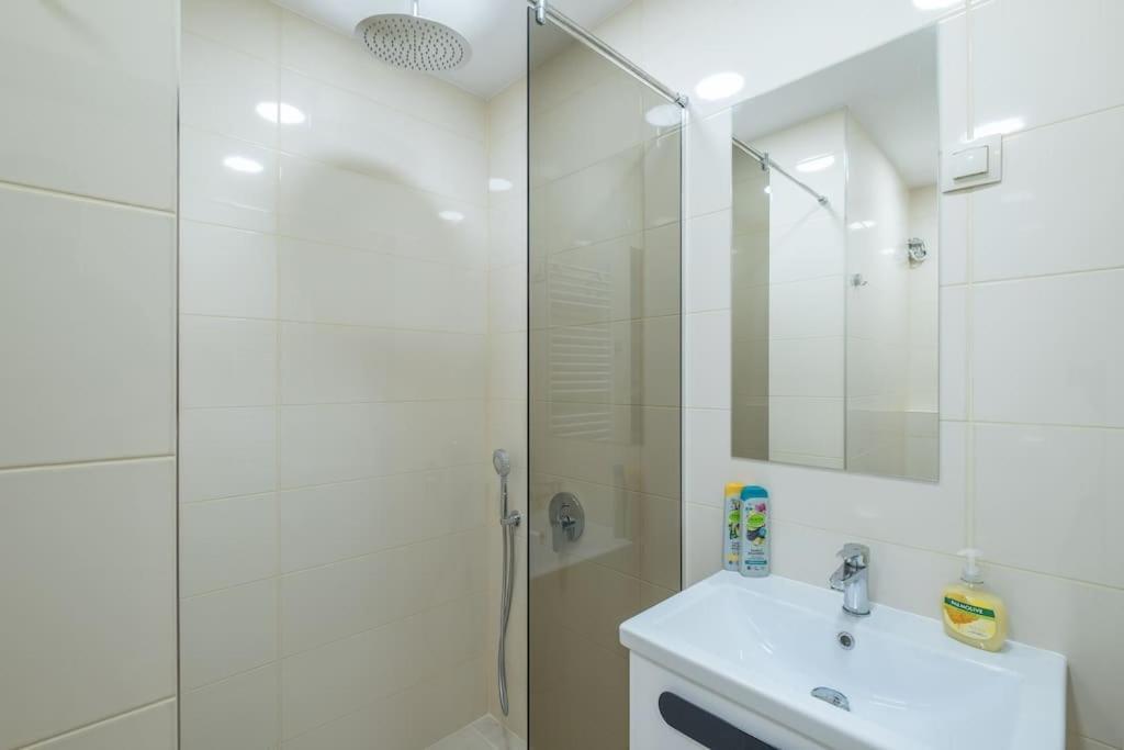 Top Location, Brand New 3 Bdrm Apt & Free Parking Sofie Exteriér fotografie