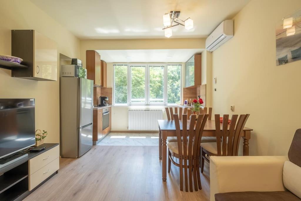 Top Location, Brand New 3 Bdrm Apt & Free Parking Sofie Exteriér fotografie