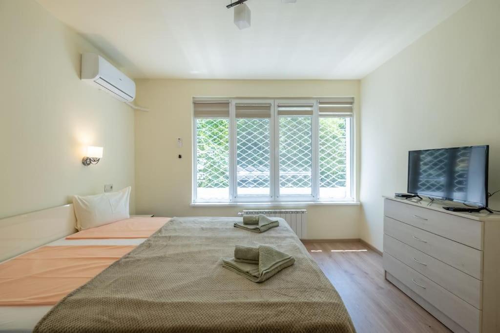 Top Location, Brand New 3 Bdrm Apt & Free Parking Sofie Exteriér fotografie