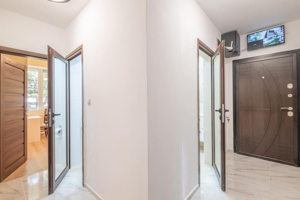 Top Location, Brand New 3 Bdrm Apt & Free Parking Sofie Exteriér fotografie