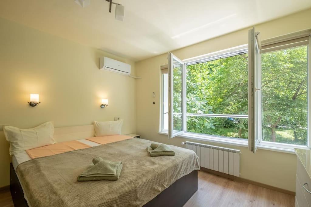 Top Location, Brand New 3 Bdrm Apt & Free Parking Sofie Exteriér fotografie