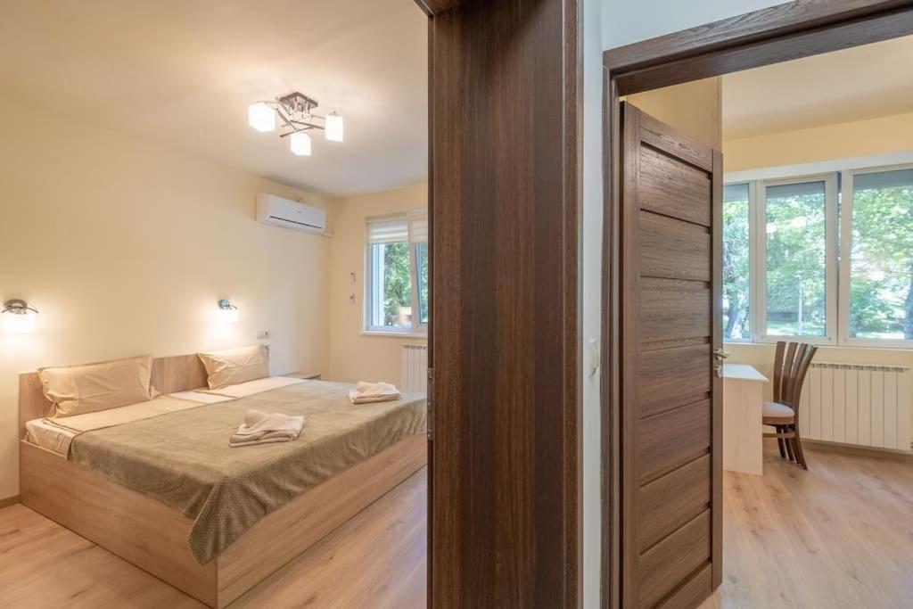 Top Location, Brand New 3 Bdrm Apt & Free Parking Sofie Exteriér fotografie