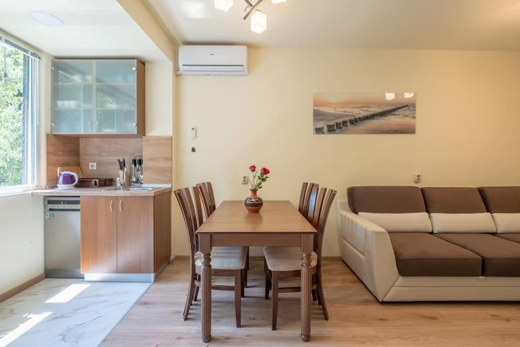 Top Location, Brand New 3 Bdrm Apt & Free Parking Sofie Exteriér fotografie
