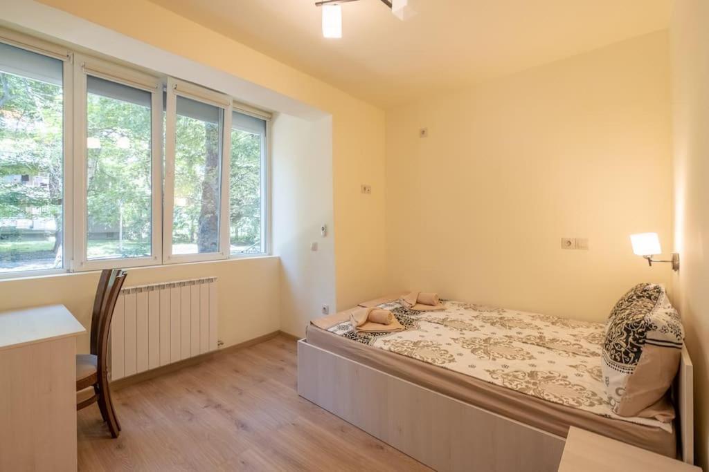 Top Location, Brand New 3 Bdrm Apt & Free Parking Sofie Exteriér fotografie