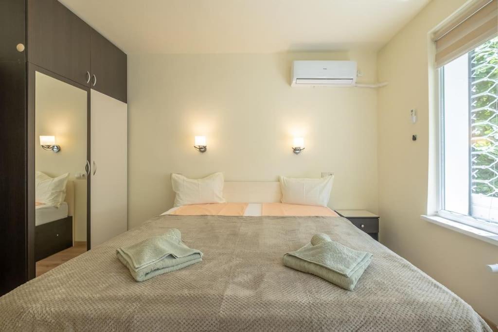 Top Location, Brand New 3 Bdrm Apt & Free Parking Sofie Exteriér fotografie