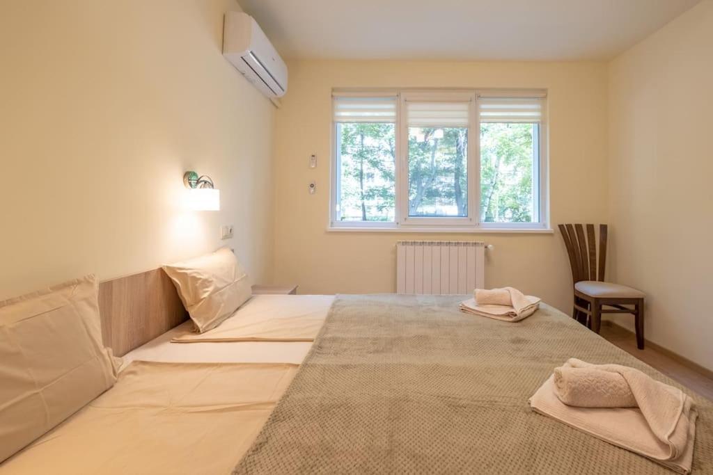 Top Location, Brand New 3 Bdrm Apt & Free Parking Sofie Exteriér fotografie