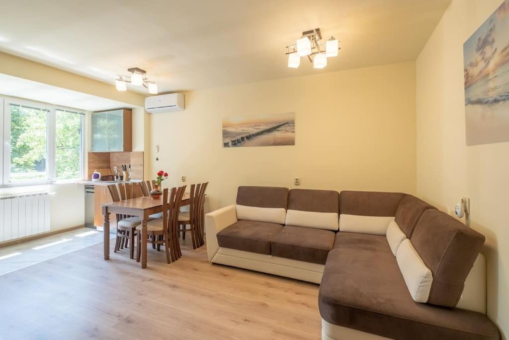 Top Location, Brand New 3 Bdrm Apt & Free Parking Sofie Exteriér fotografie